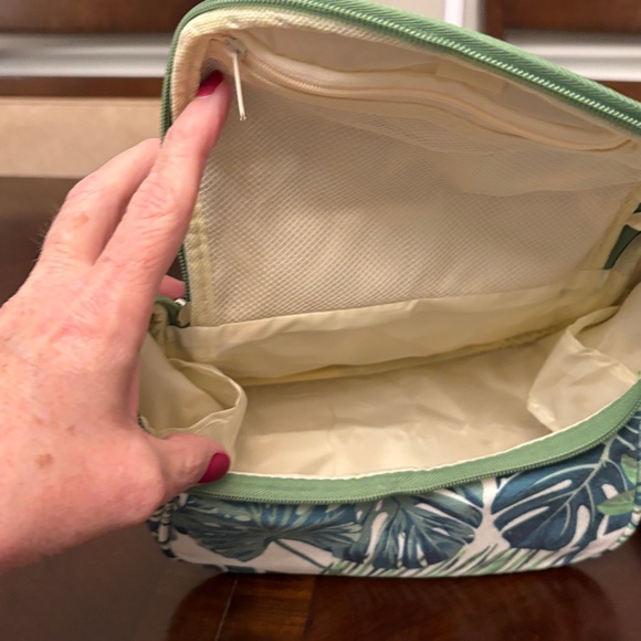 Tropical Leaf Print Women's Cosmetic Bag Set NWOT - Picture 4 of 4